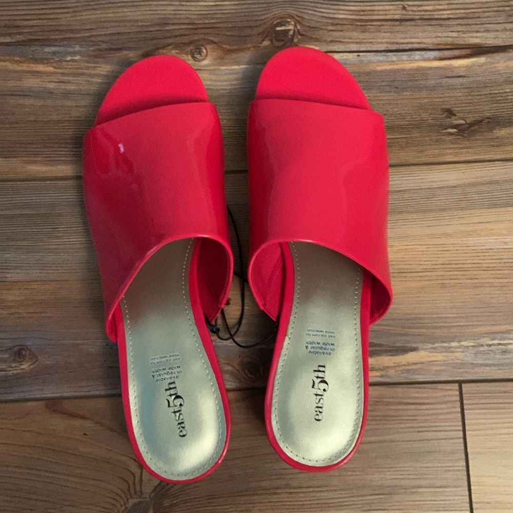 NEW East 5th Glossy Red Slip On Sandals - Picture 6 of 12